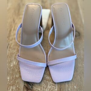 The Drop Avery Lilac Faux Reptile Leather Square Toe Heeled Sandals NWT 6.5